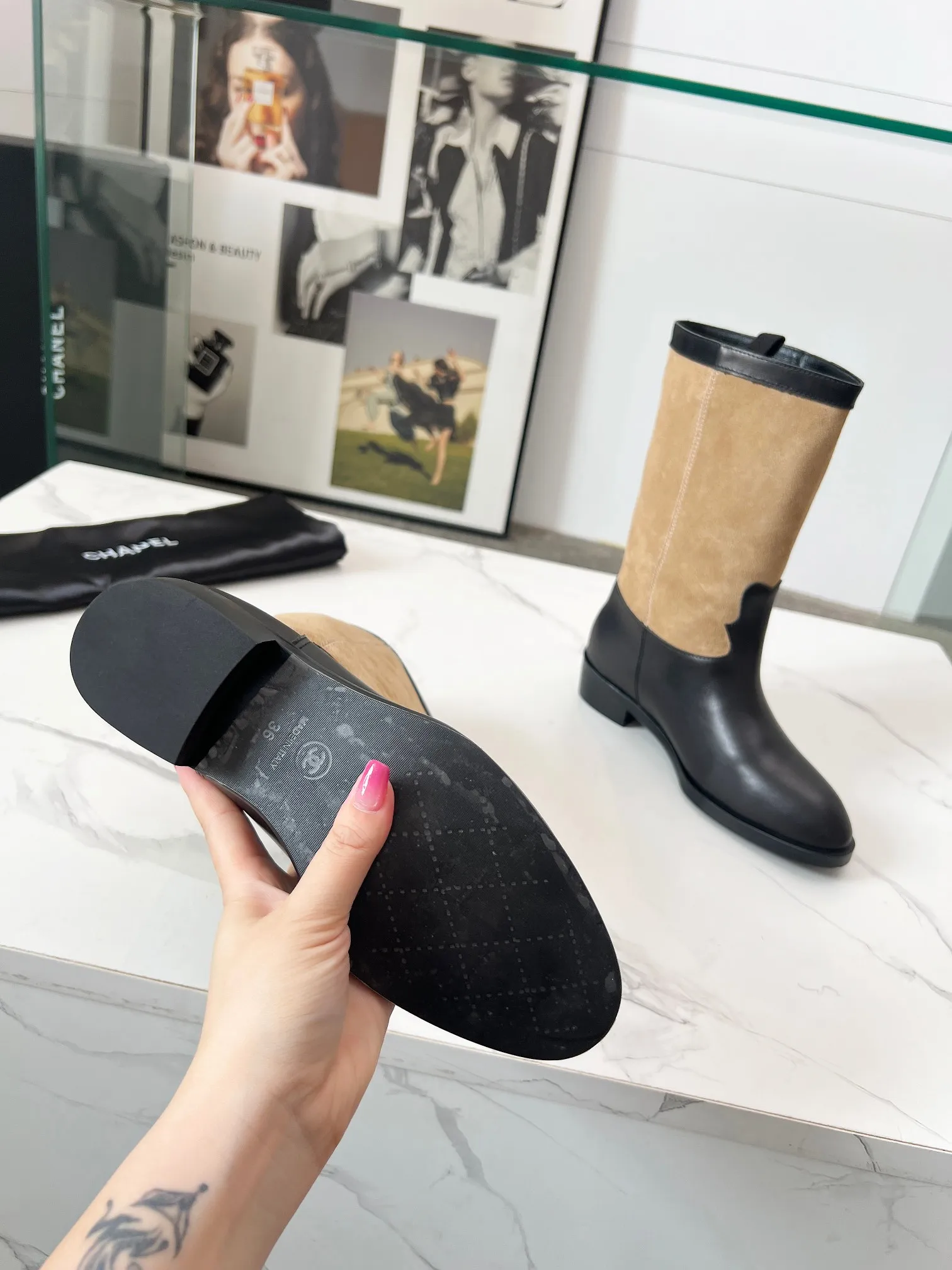 👟👟Ex-factory price 680👟👟 Top quality🔥Chanel 25 autumn and winter small fragrant suede color-blocked knight mid-high boots! Retro style boots Western cowboy boots! Unique western boot design with smooth curves and irregular edges like free lines in the wilderness! With a casual and free flavor. Let every step be uninhibited and refined! Whether it is paired with smart suit pants to create a cool urban style, or matched with an elegant dress to create a strong and soft aesthetic. Or pair it with jeans to create an authentic western style! The upper is made of first-layer cowhide stitched with suede. The inner lining is water-dyed cowhide. Number of yards: 35-40 (41 is custom-made and cannot be returned or exchanged). Comes with original packaging.